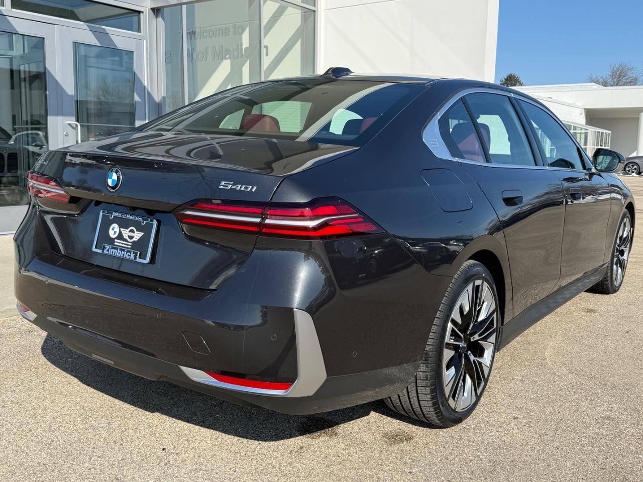 BMW 5 Series Vehicle Full-screen Gallery Image 03