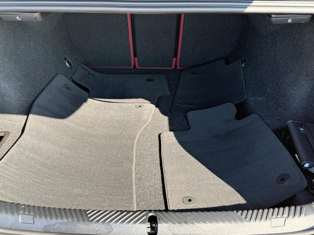 BMW 5 Series Vehicle Full-screen Gallery Image 05