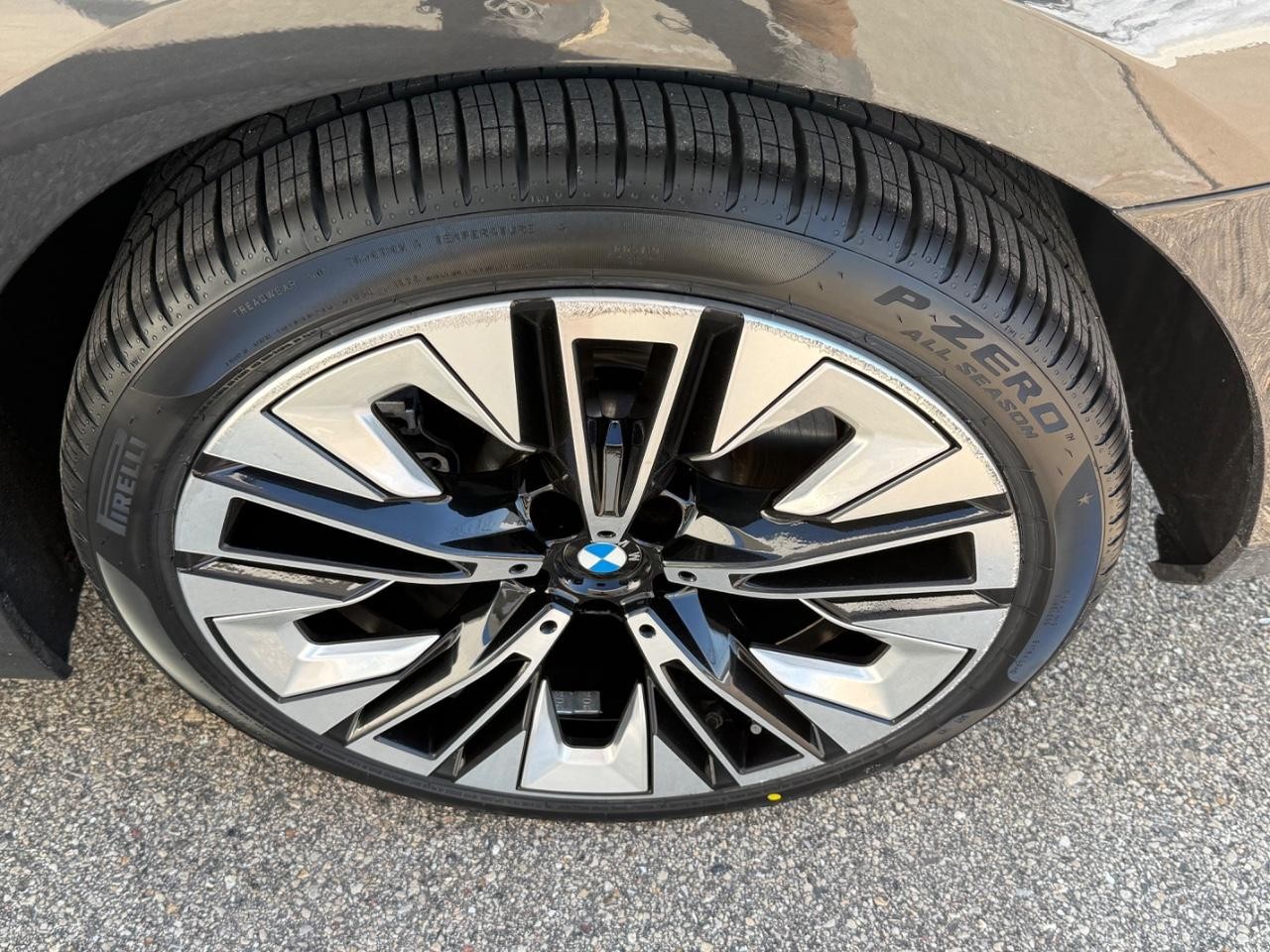 BMW 5 Series Vehicle Full-screen Gallery Image 07