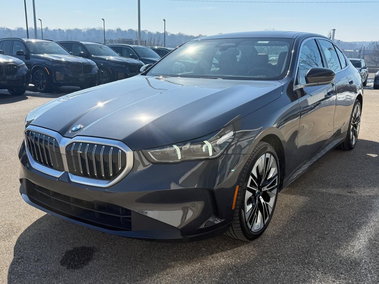 BMW 5 Series Vehicle Full-screen Gallery Image 08