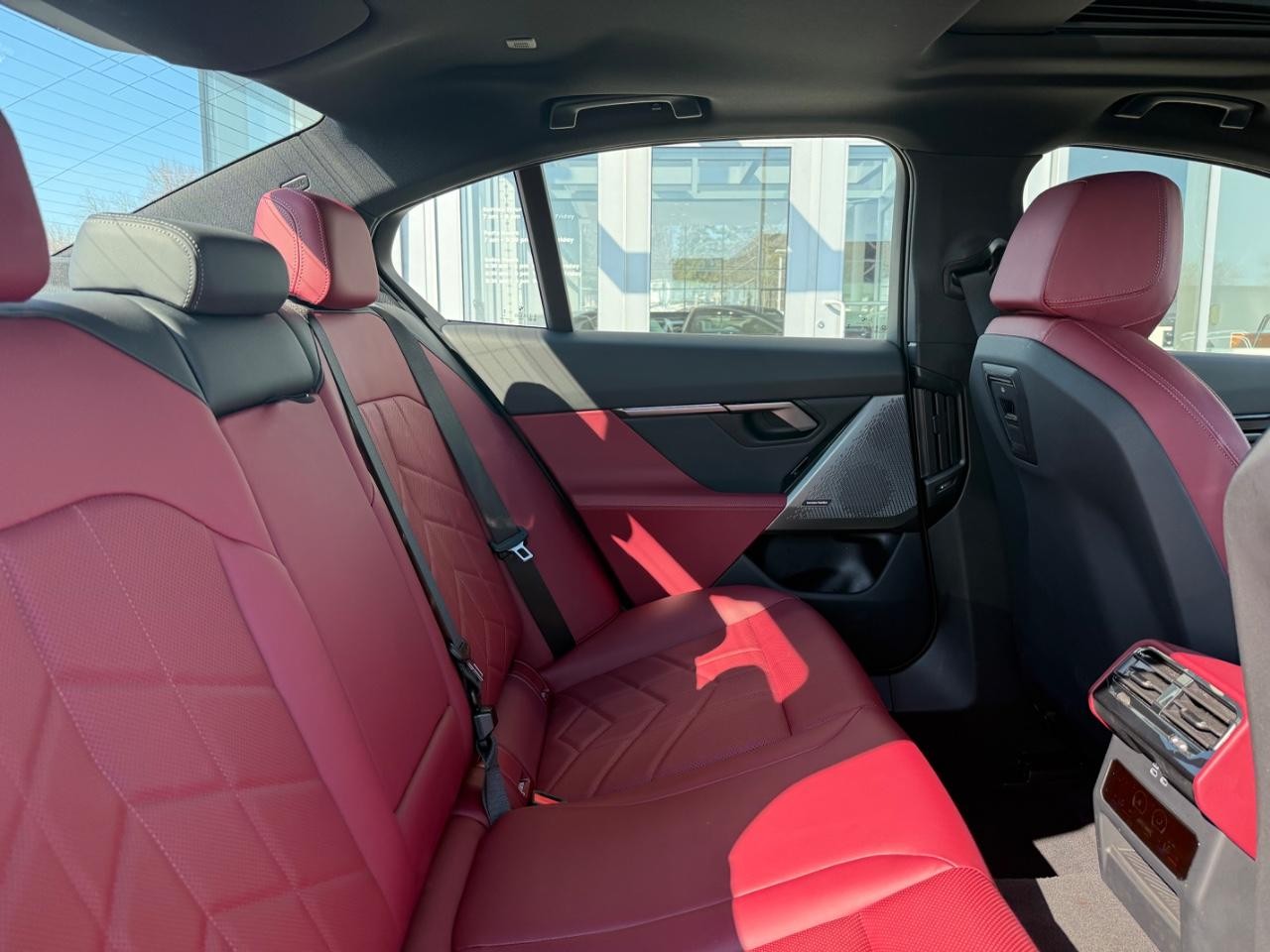 BMW 5 Series Vehicle Full-screen Gallery Image 10