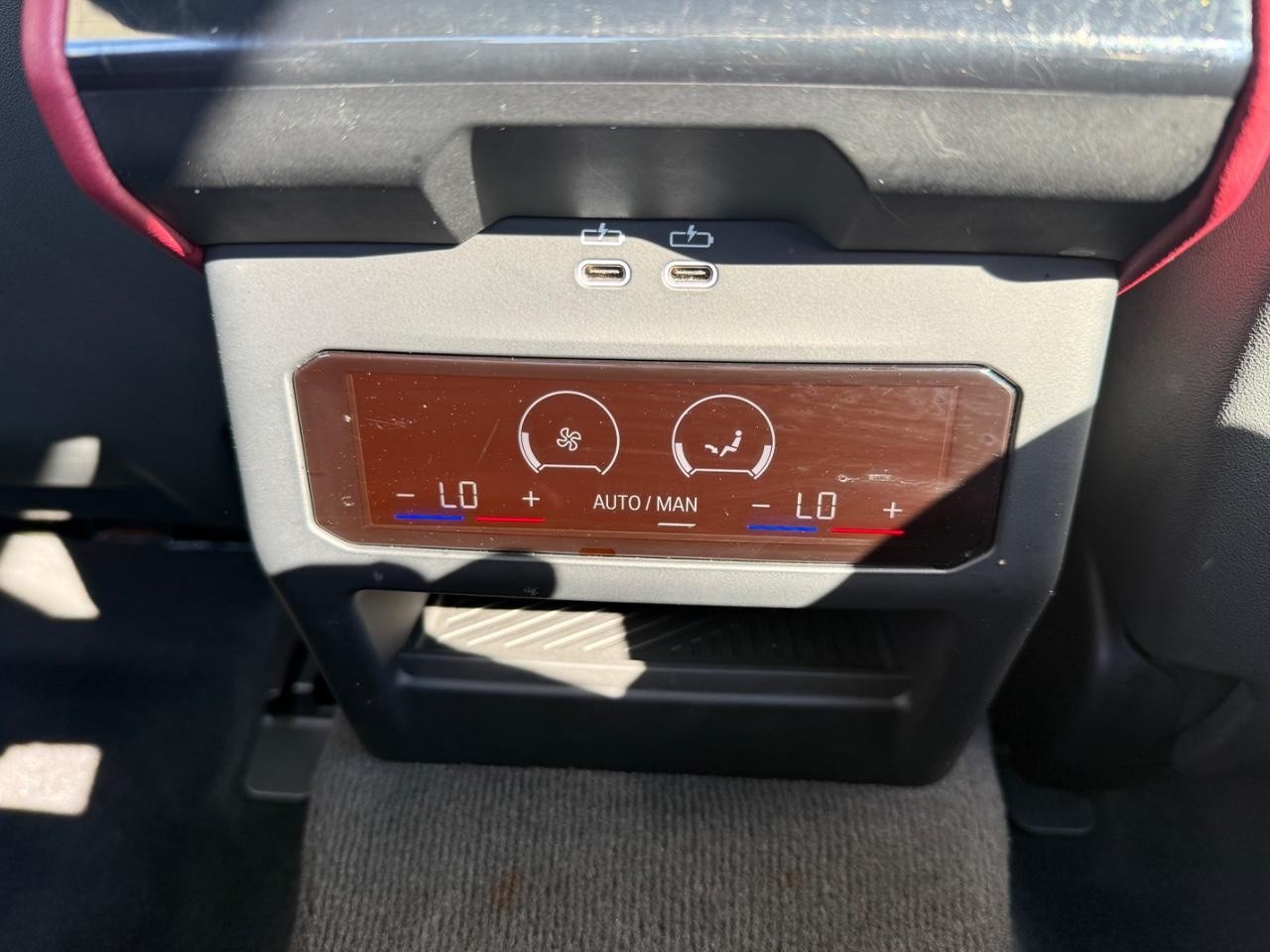 BMW 5 Series Vehicle Full-screen Gallery Image 11