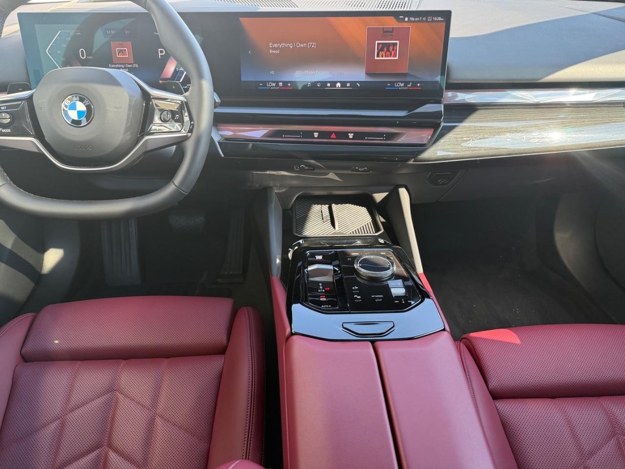 BMW 5 Series Vehicle Full-screen Gallery Image 12