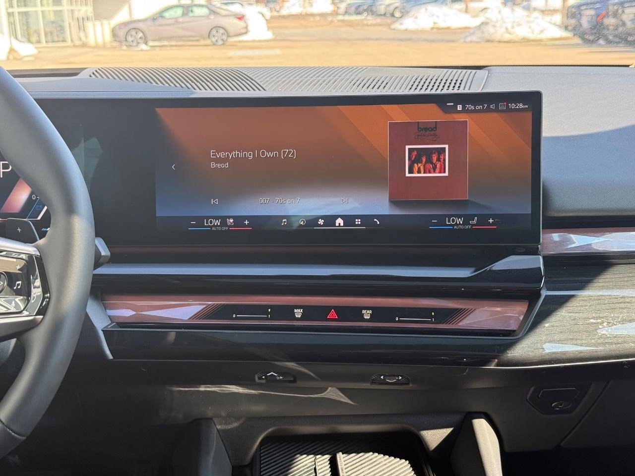 BMW 5 Series Vehicle Full-screen Gallery Image 13