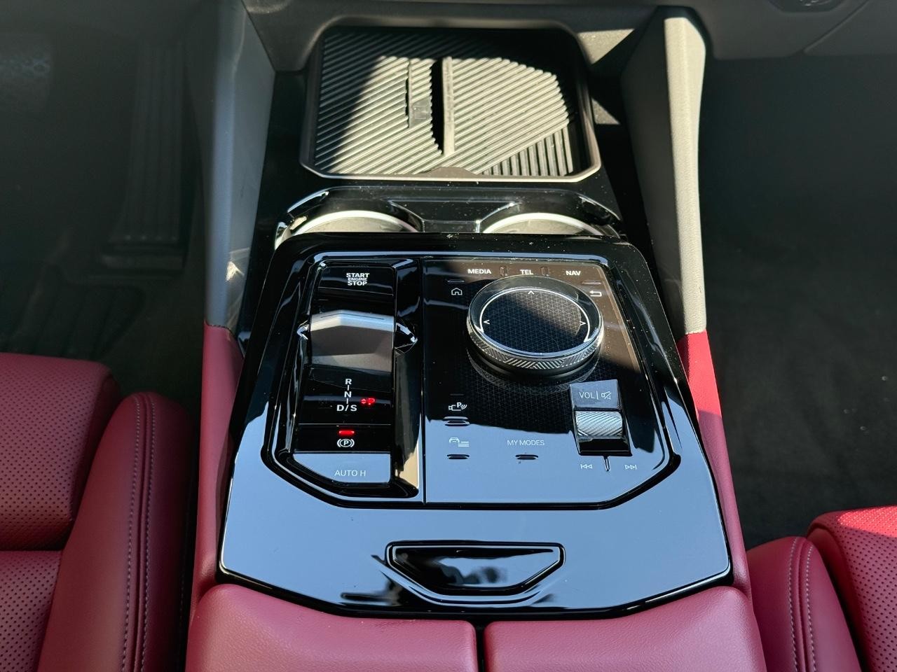 BMW 5 Series Vehicle Full-screen Gallery Image 14