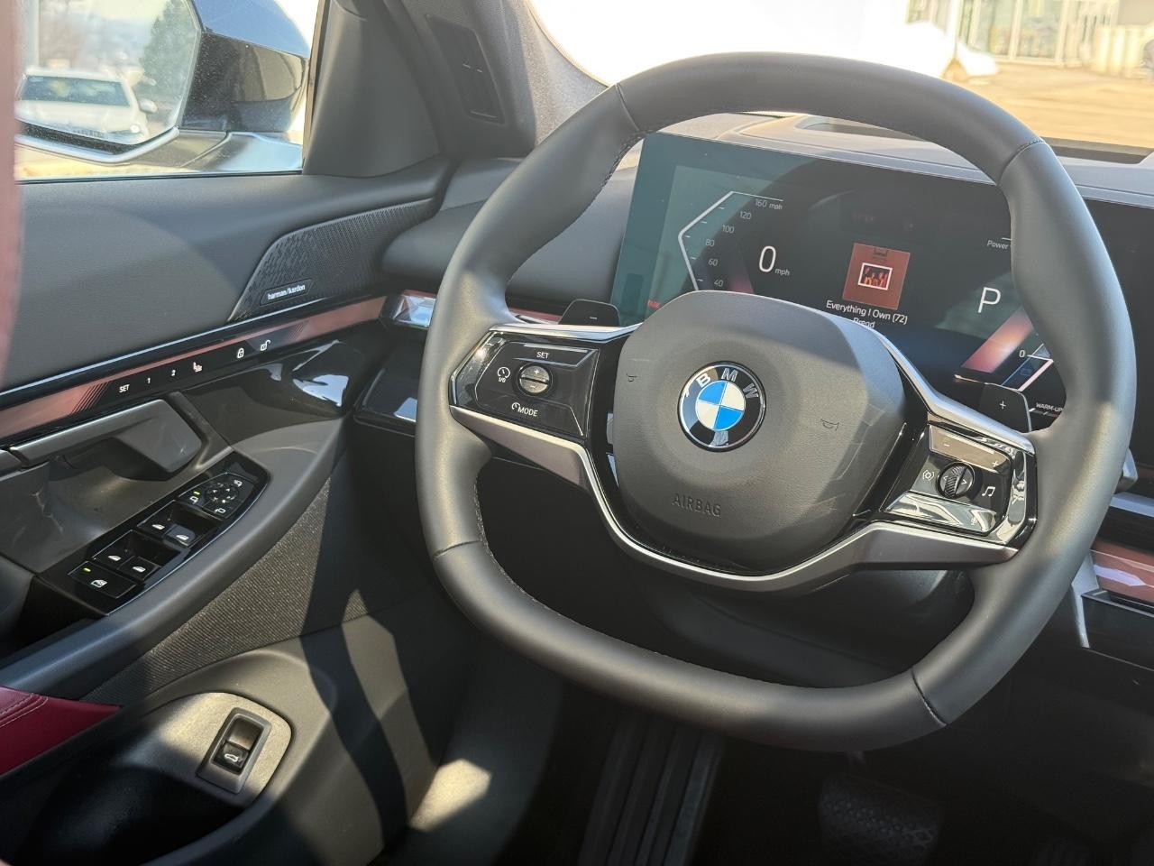 BMW 5 Series Vehicle Full-screen Gallery Image 15