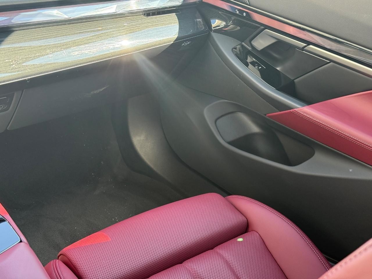 BMW 5 Series Vehicle Full-screen Gallery Image 16