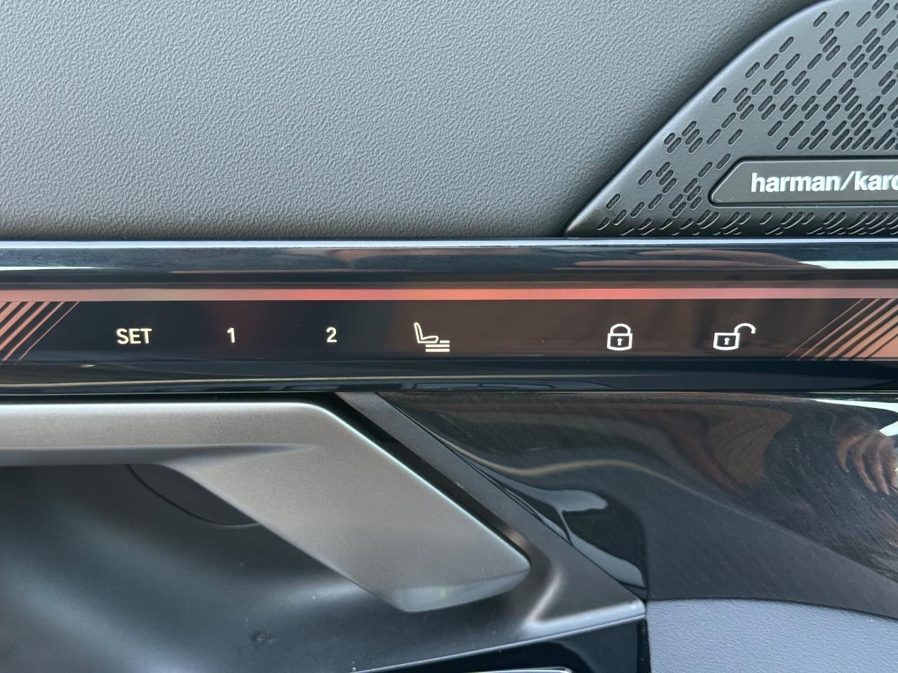 BMW 5 Series Vehicle Full-screen Gallery Image 17