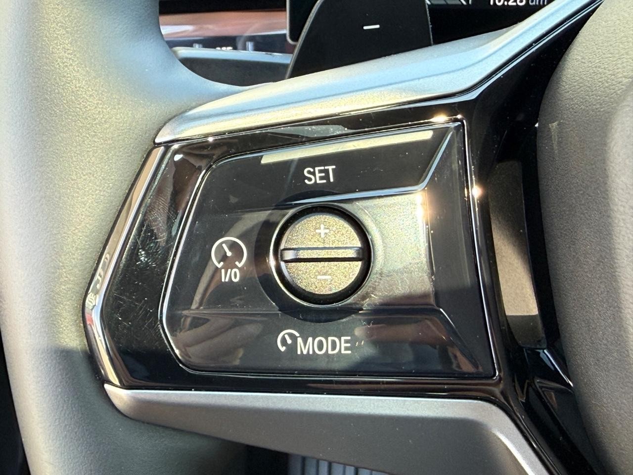 BMW 5 Series Vehicle Full-screen Gallery Image 18