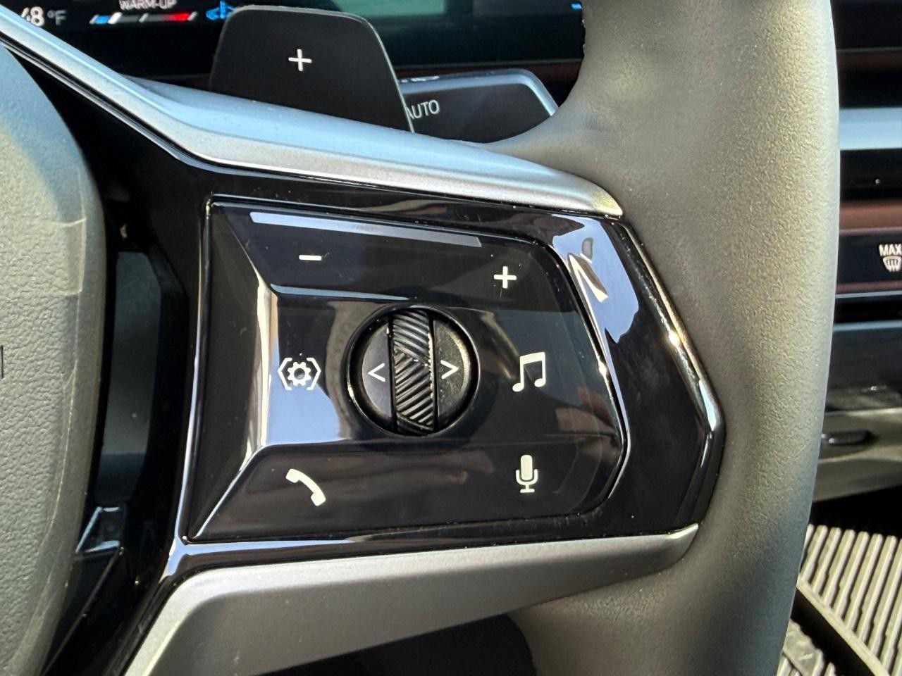 BMW 5 Series Vehicle Full-screen Gallery Image 19