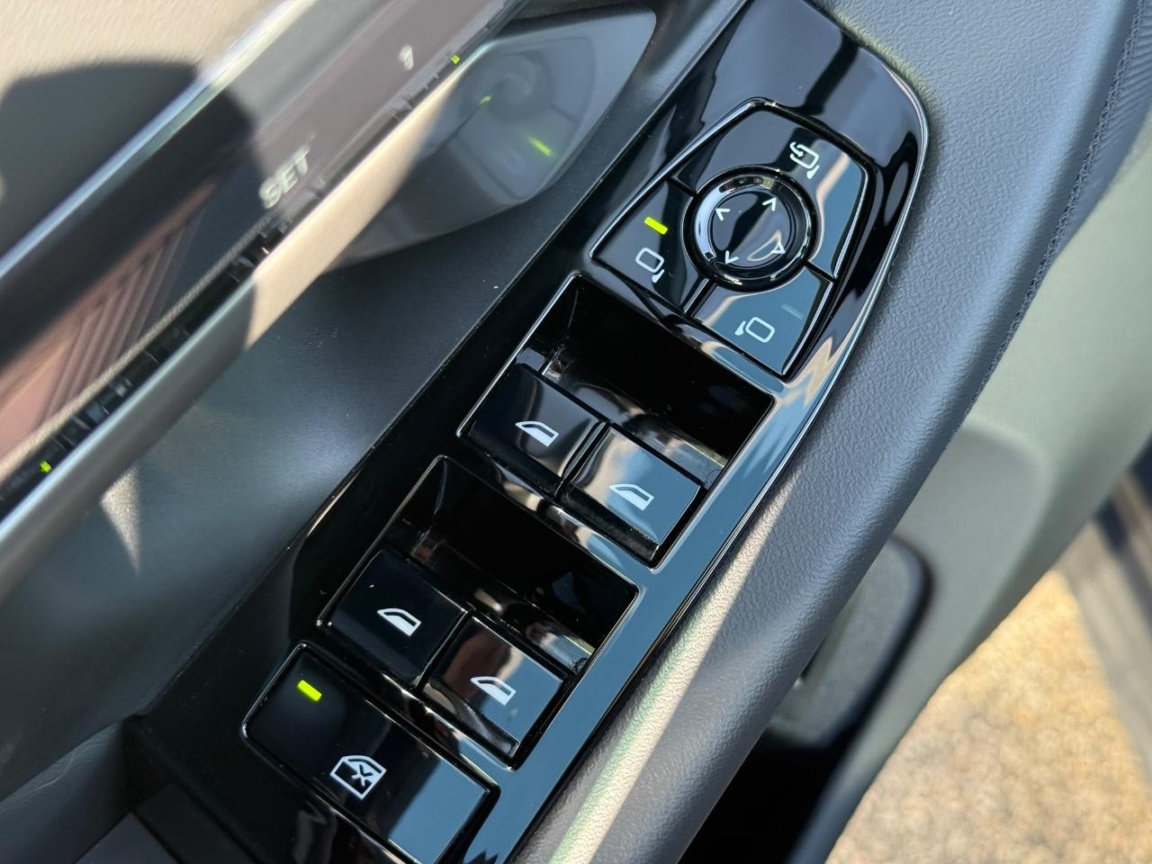 BMW 5 Series Vehicle Full-screen Gallery Image 22