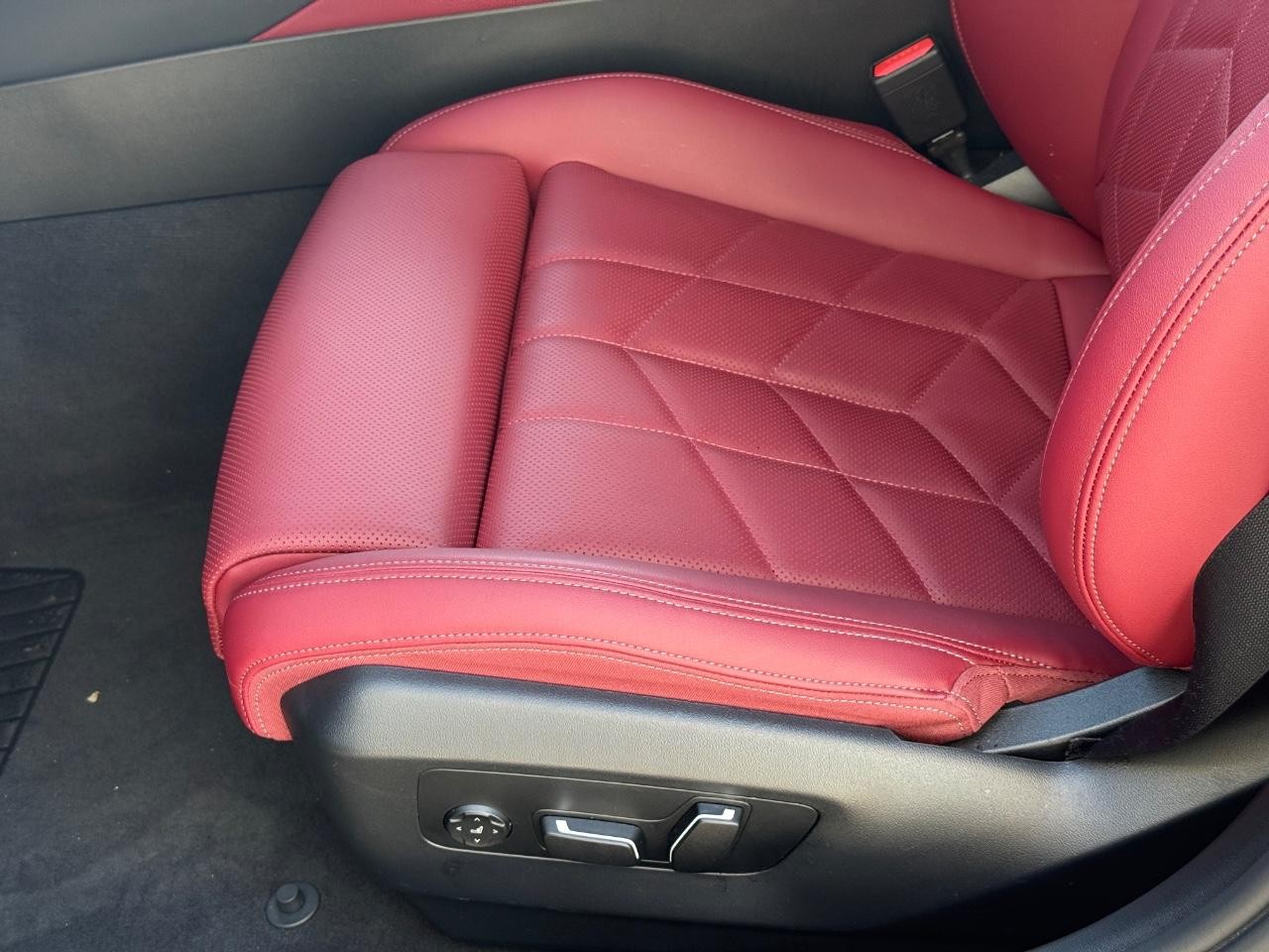 BMW 5 Series Vehicle Full-screen Gallery Image 23