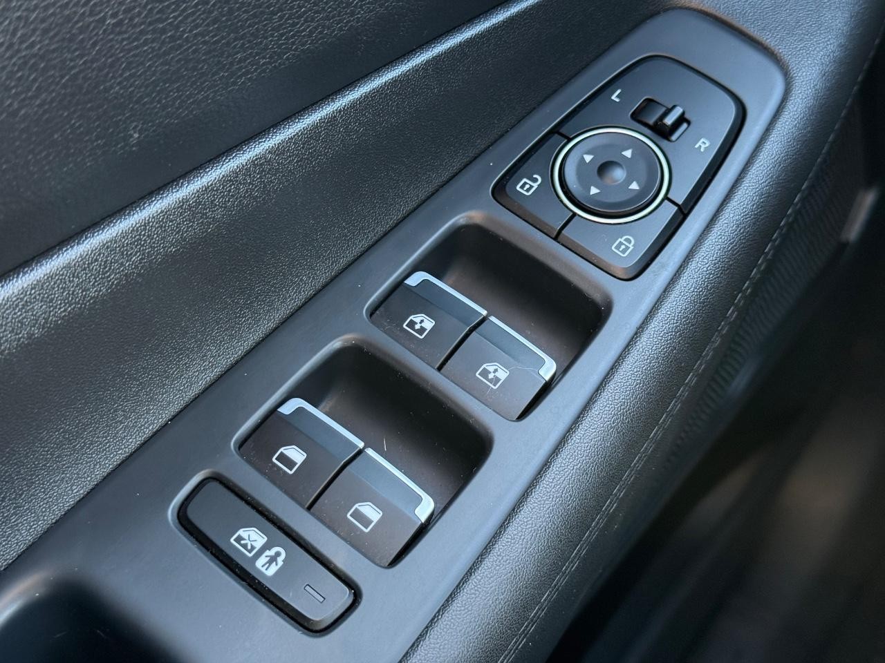 Hyundai Santa Fe Vehicle Image 21