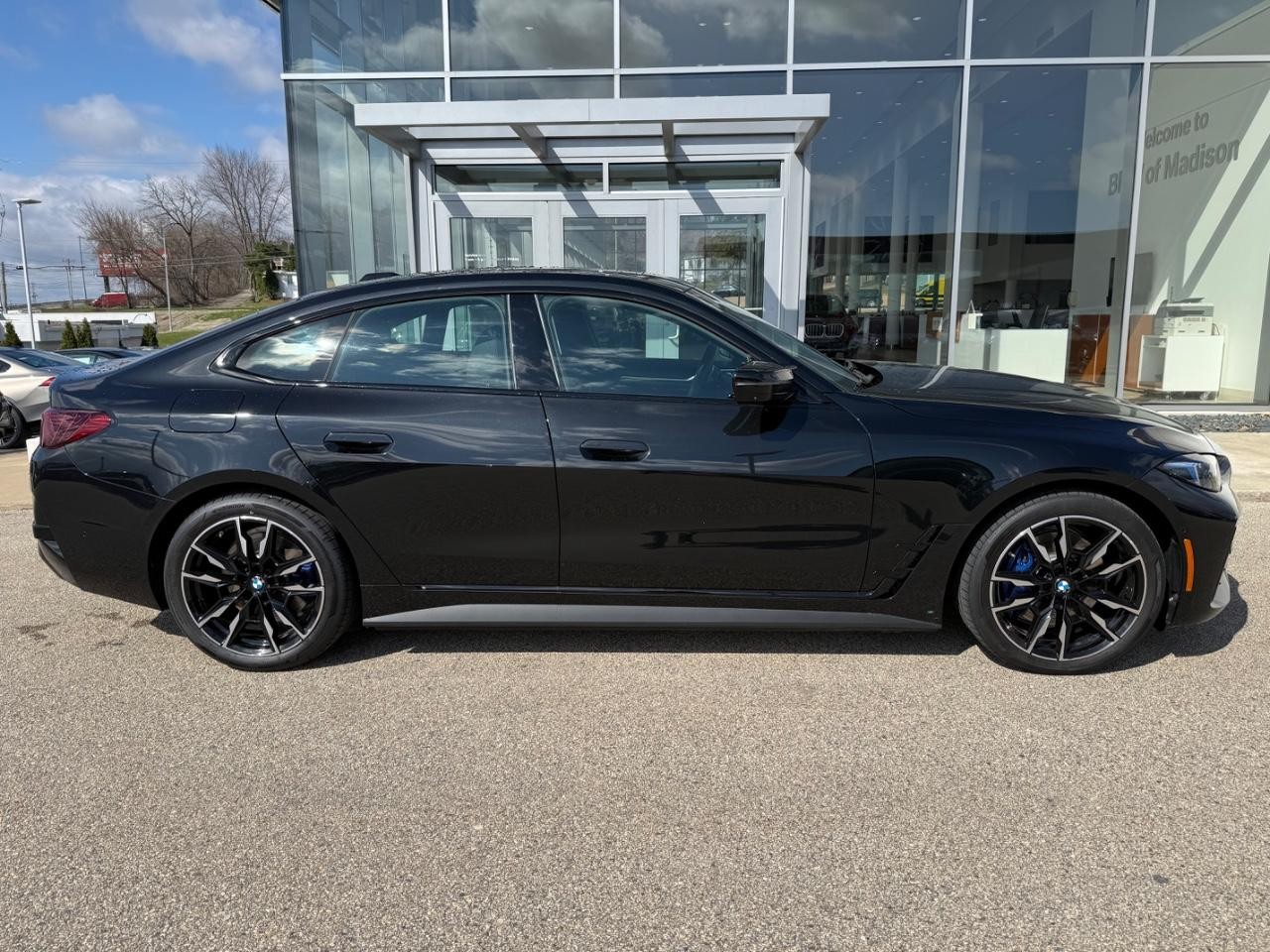 BMW i4 Vehicle Full-screen Gallery Image 02