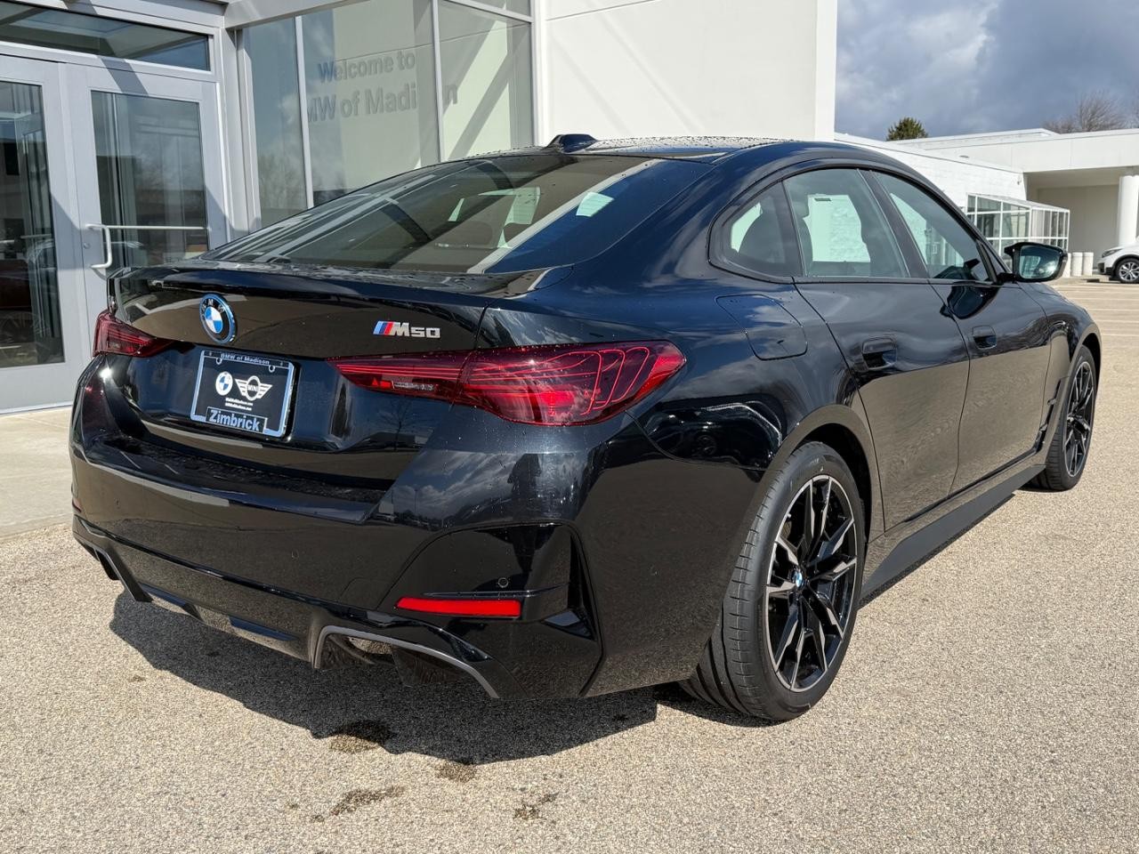 BMW i4 Vehicle Full-screen Gallery Image 03