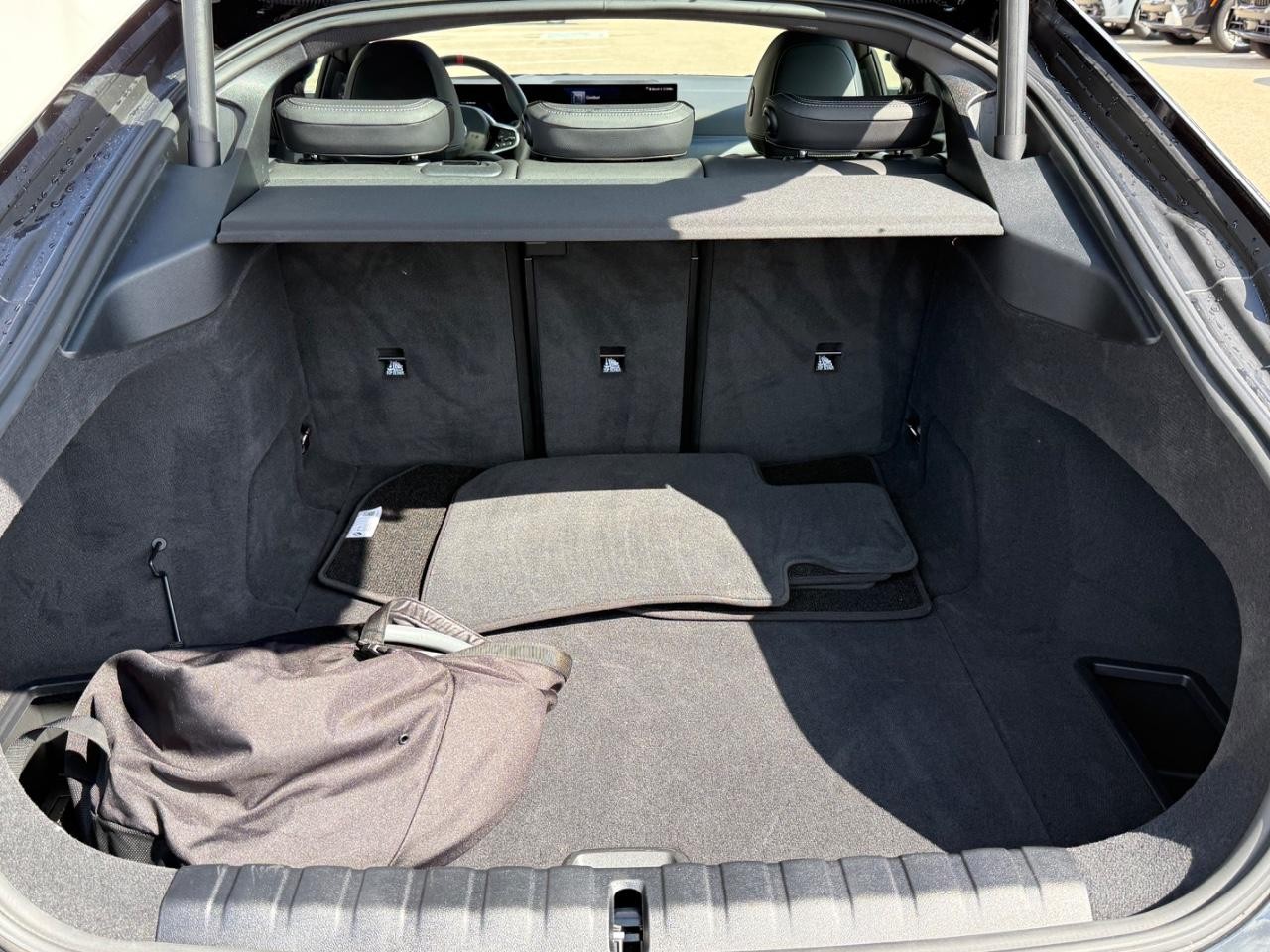 BMW i4 Vehicle Full-screen Gallery Image 05
