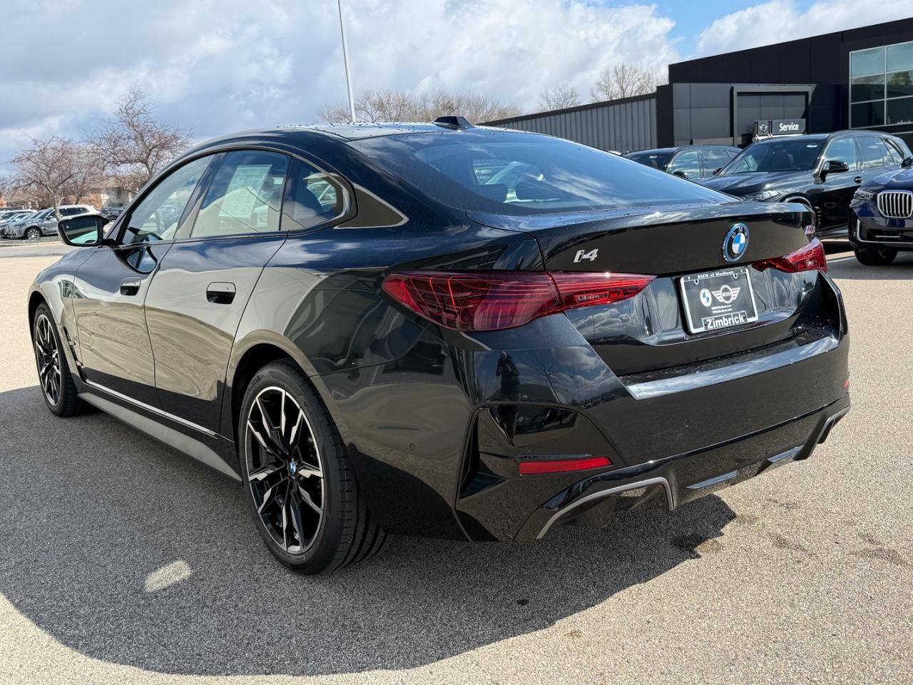 BMW i4 Vehicle Full-screen Gallery Image 06