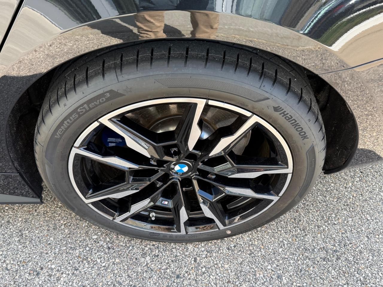 BMW i4 Vehicle Full-screen Gallery Image 07