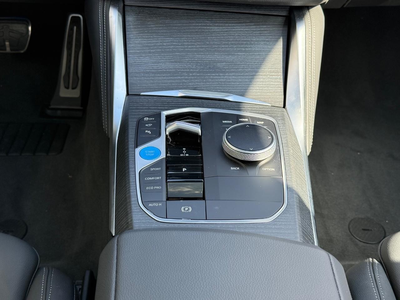 BMW i4 Vehicle Full-screen Gallery Image 13