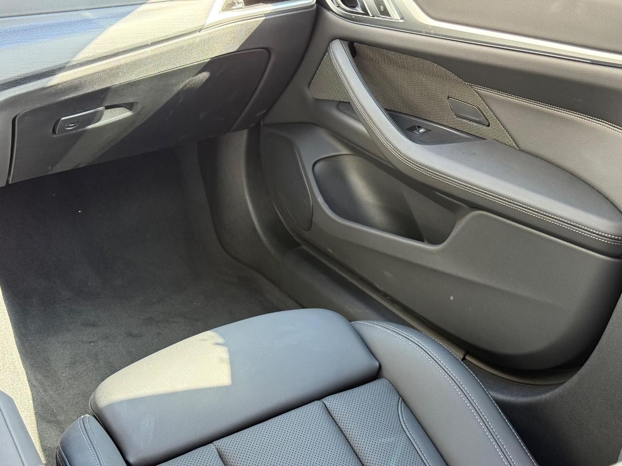 BMW i4 Vehicle Full-screen Gallery Image 15