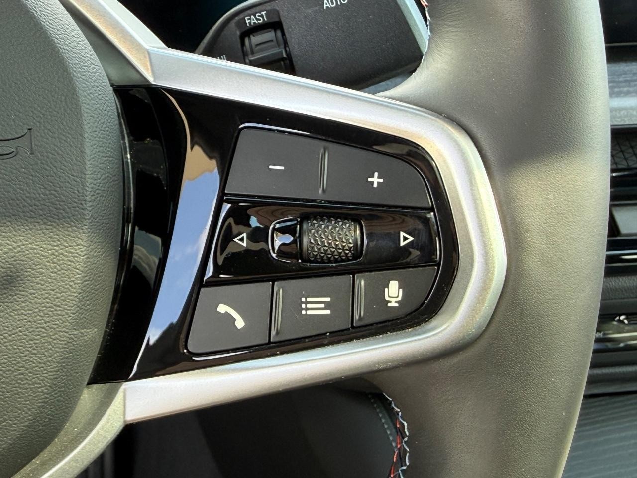 BMW i4 Vehicle Full-screen Gallery Image 18