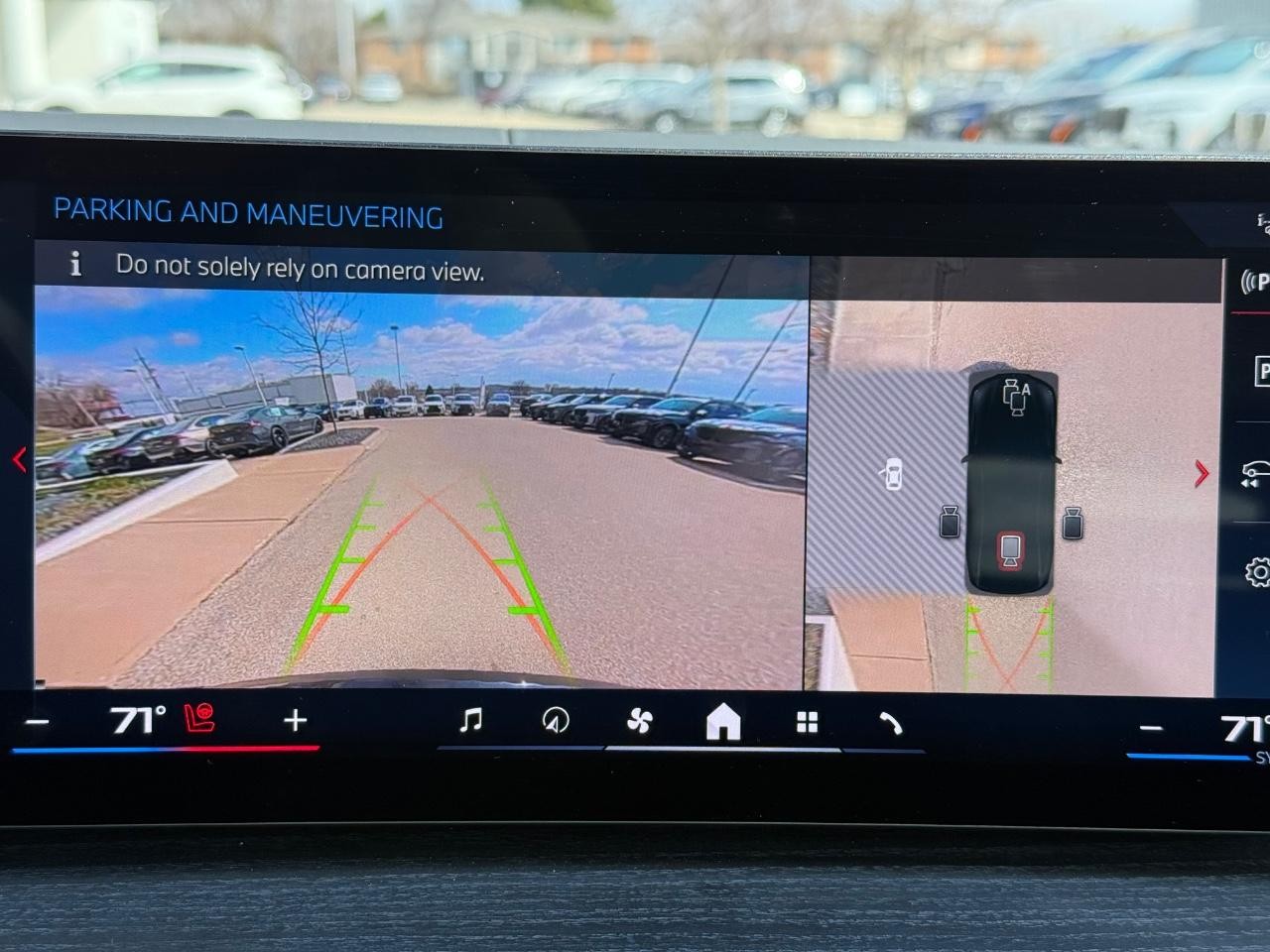 BMW i4 Vehicle Full-screen Gallery Image 19
