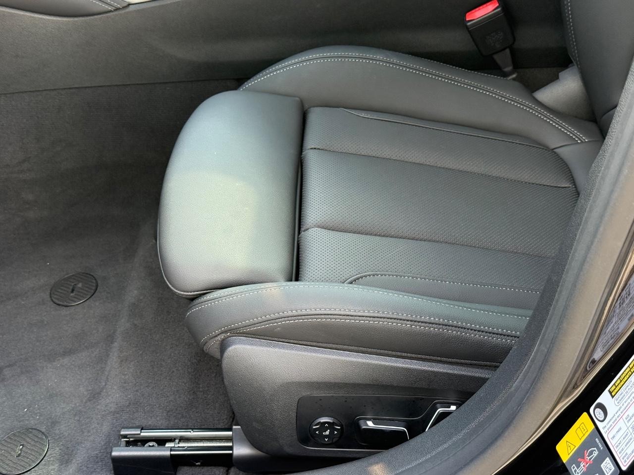 BMW i4 Vehicle Full-screen Gallery Image 23
