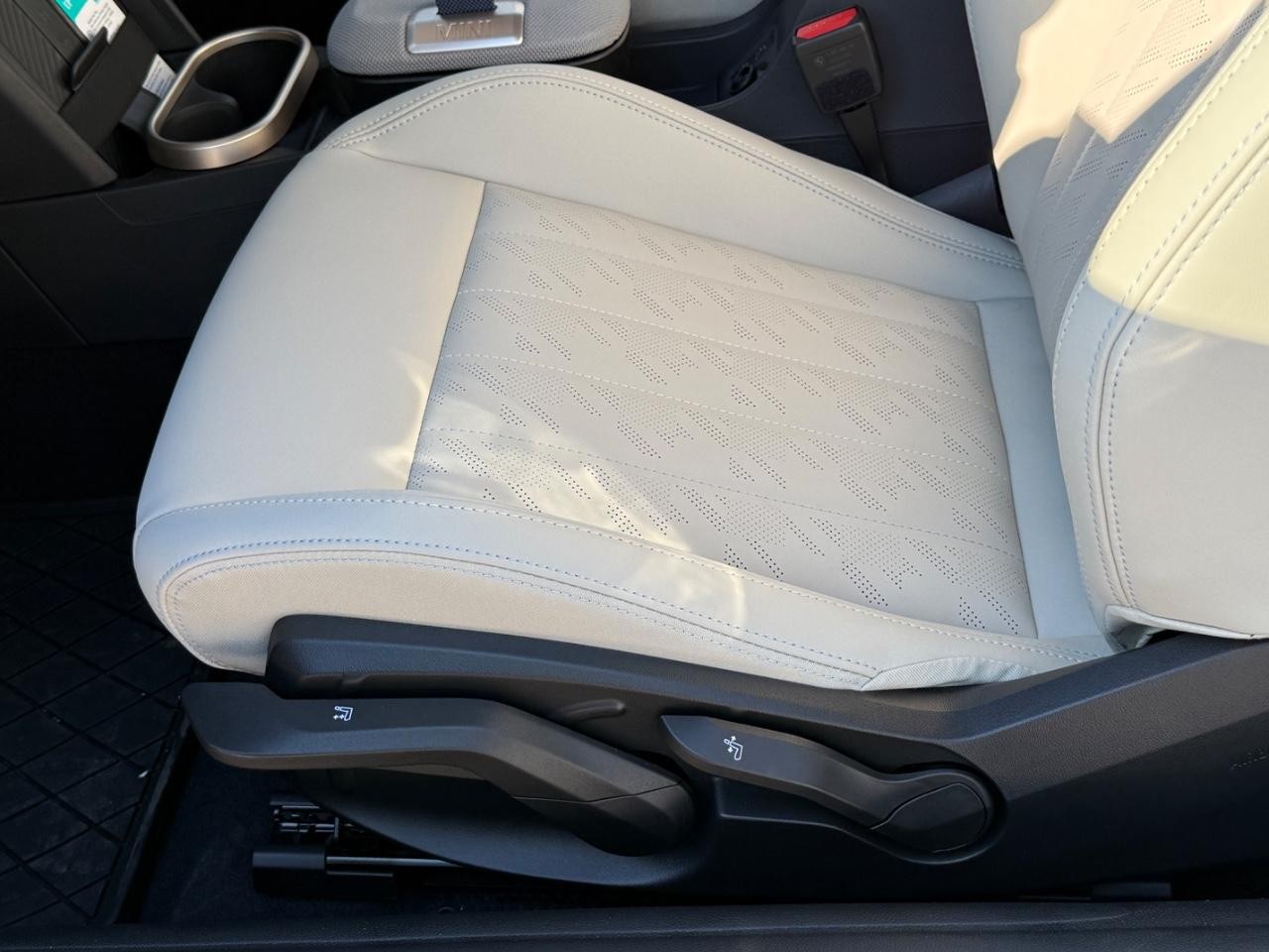 MINI Convertible Vehicle Image 17
