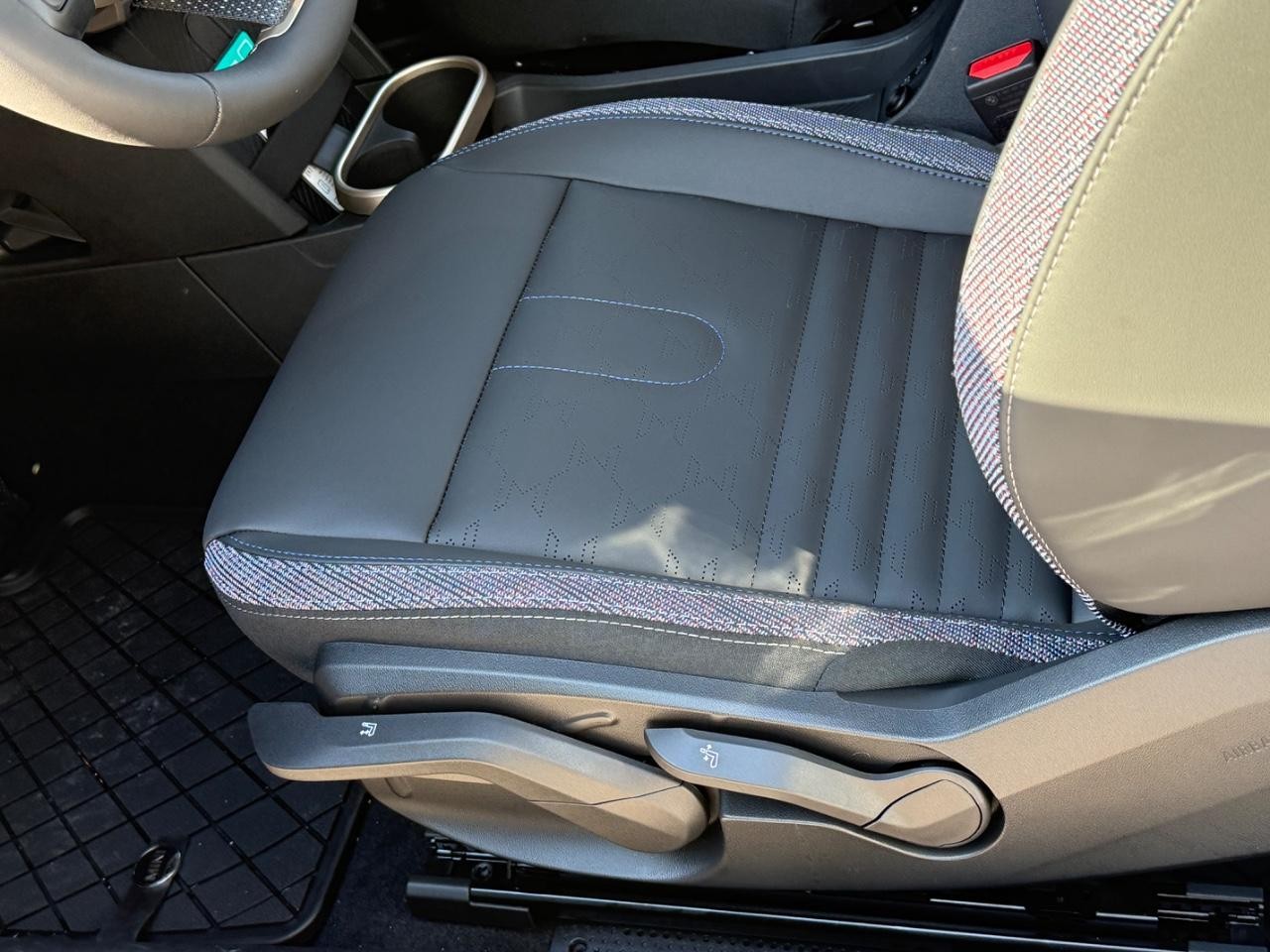MINI Hardtop 2 Door Vehicle Image 16