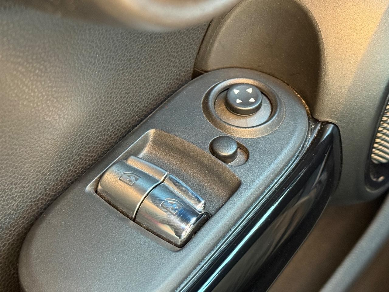 MINI Hardtop 2 Door Vehicle Image 22