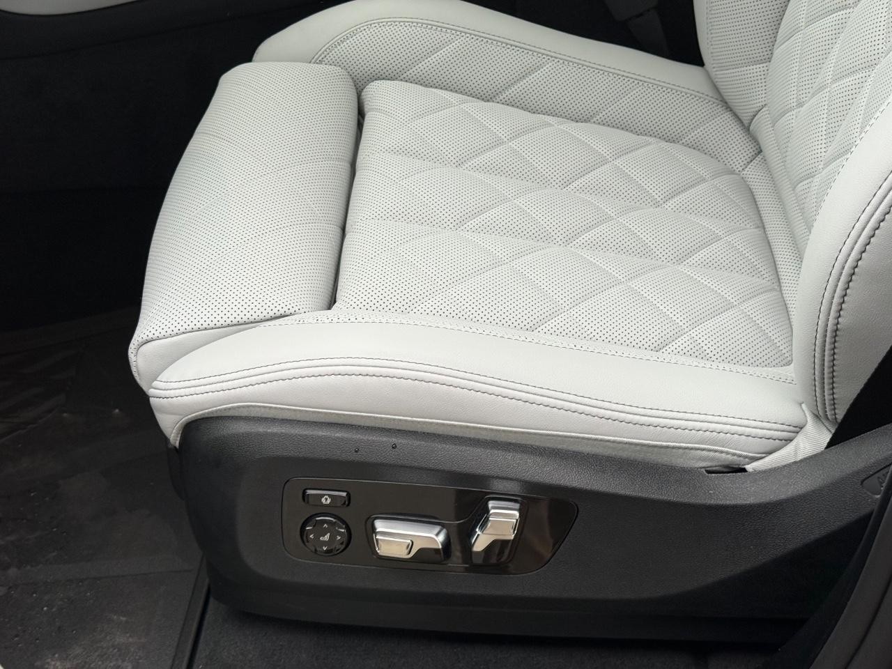 BMW X5 Vehicle Image 16