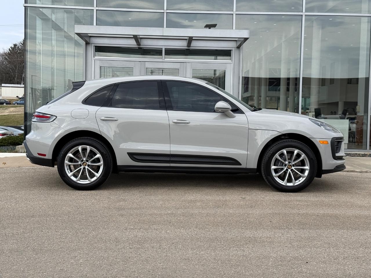 Porsche Macan Vehicle Image 02