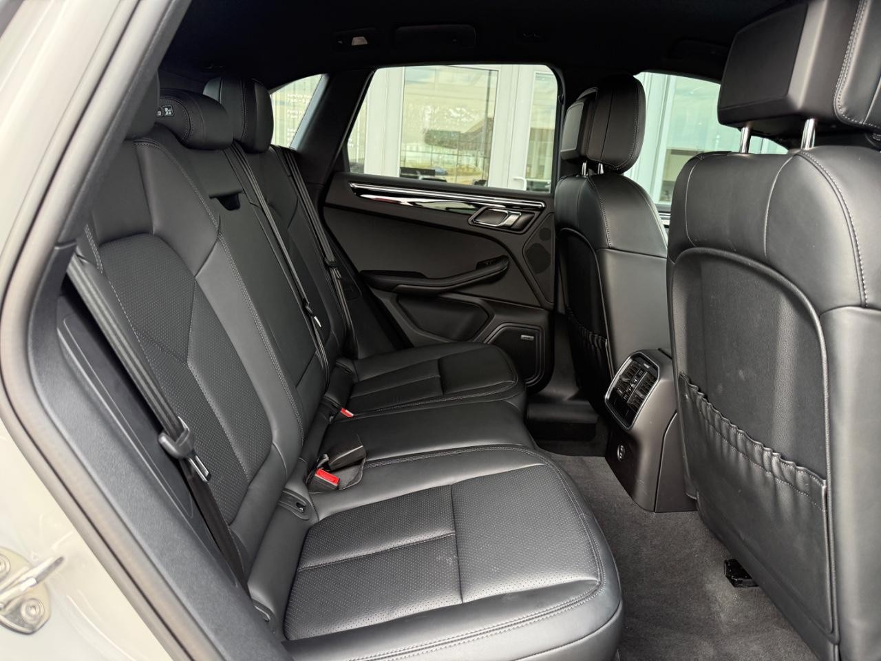 Porsche Macan Vehicle Image 09