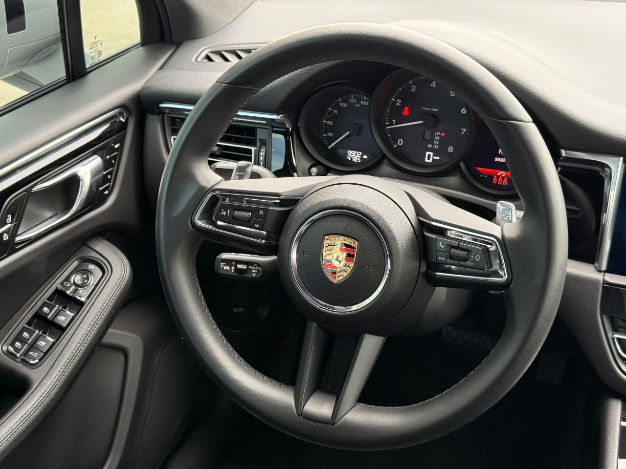 Porsche Macan Vehicle Image 13