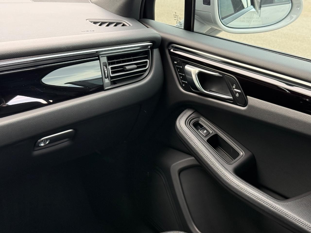 Porsche Macan Vehicle Image 14