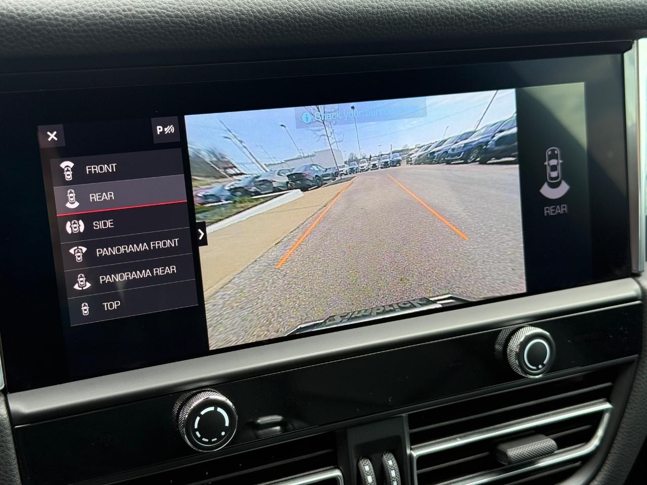 Porsche Macan Vehicle Image 19