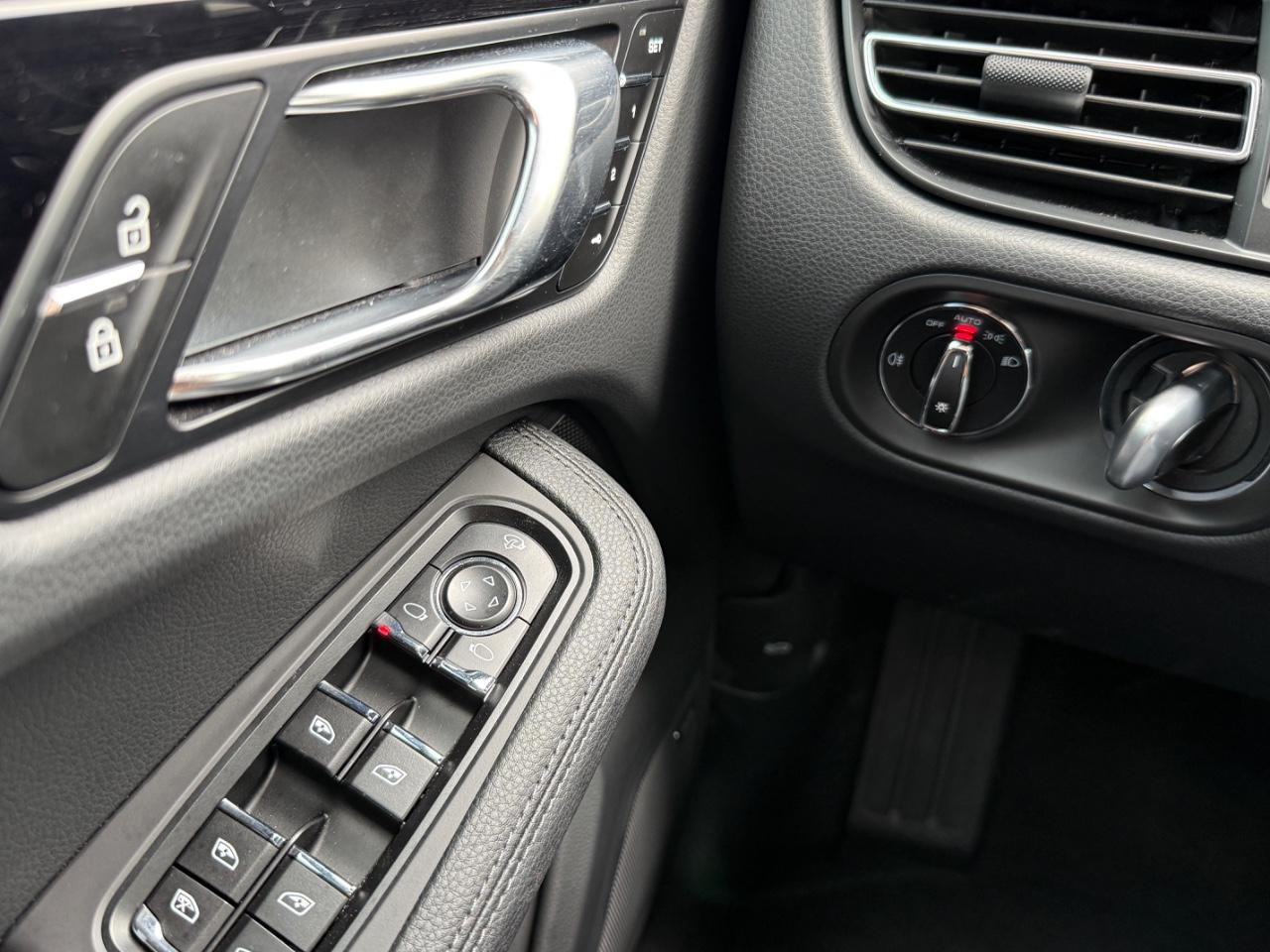 Porsche Macan Vehicle Image 22