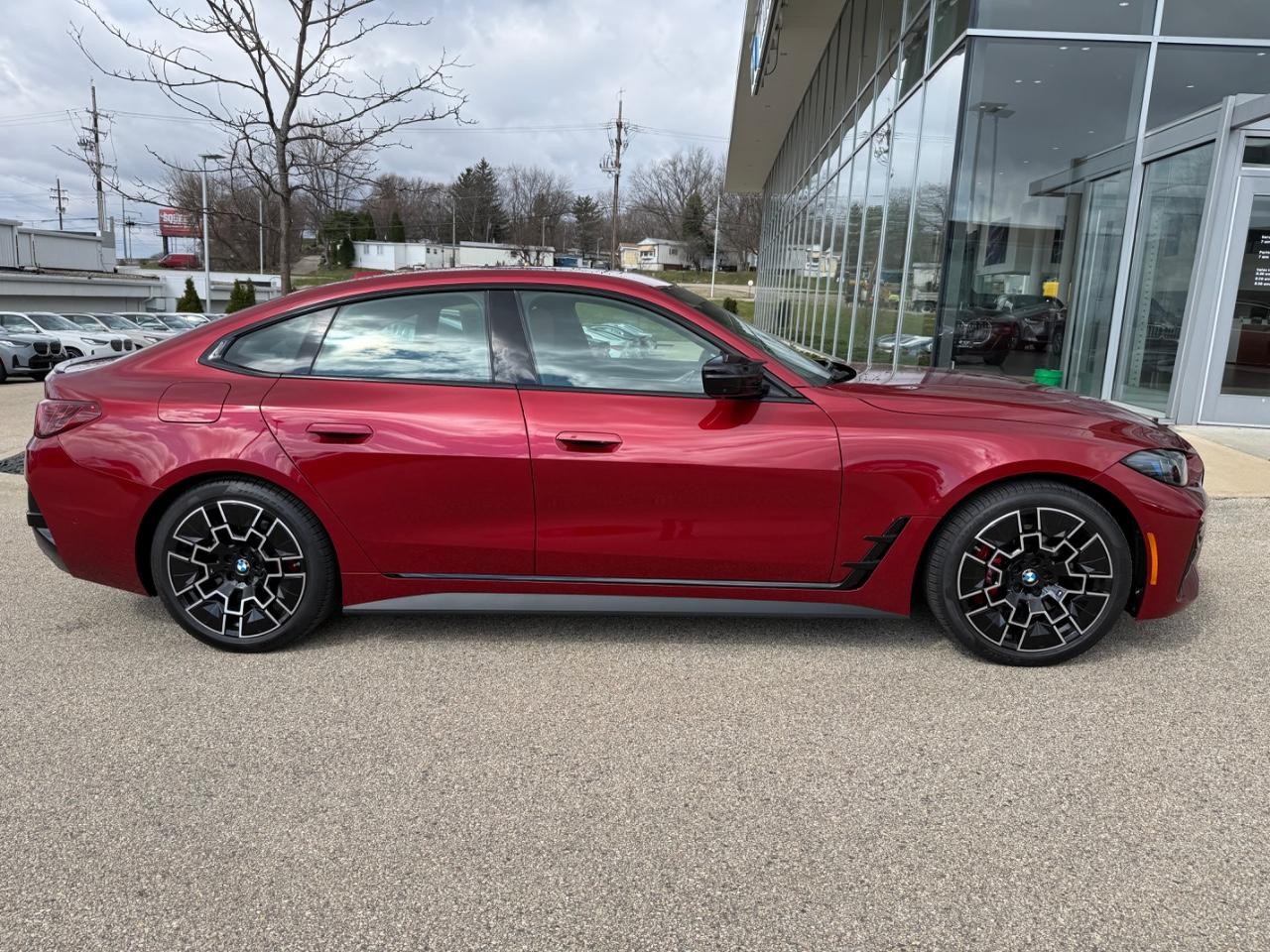 BMW 4 Series Vehicle Full-screen Gallery Image 02