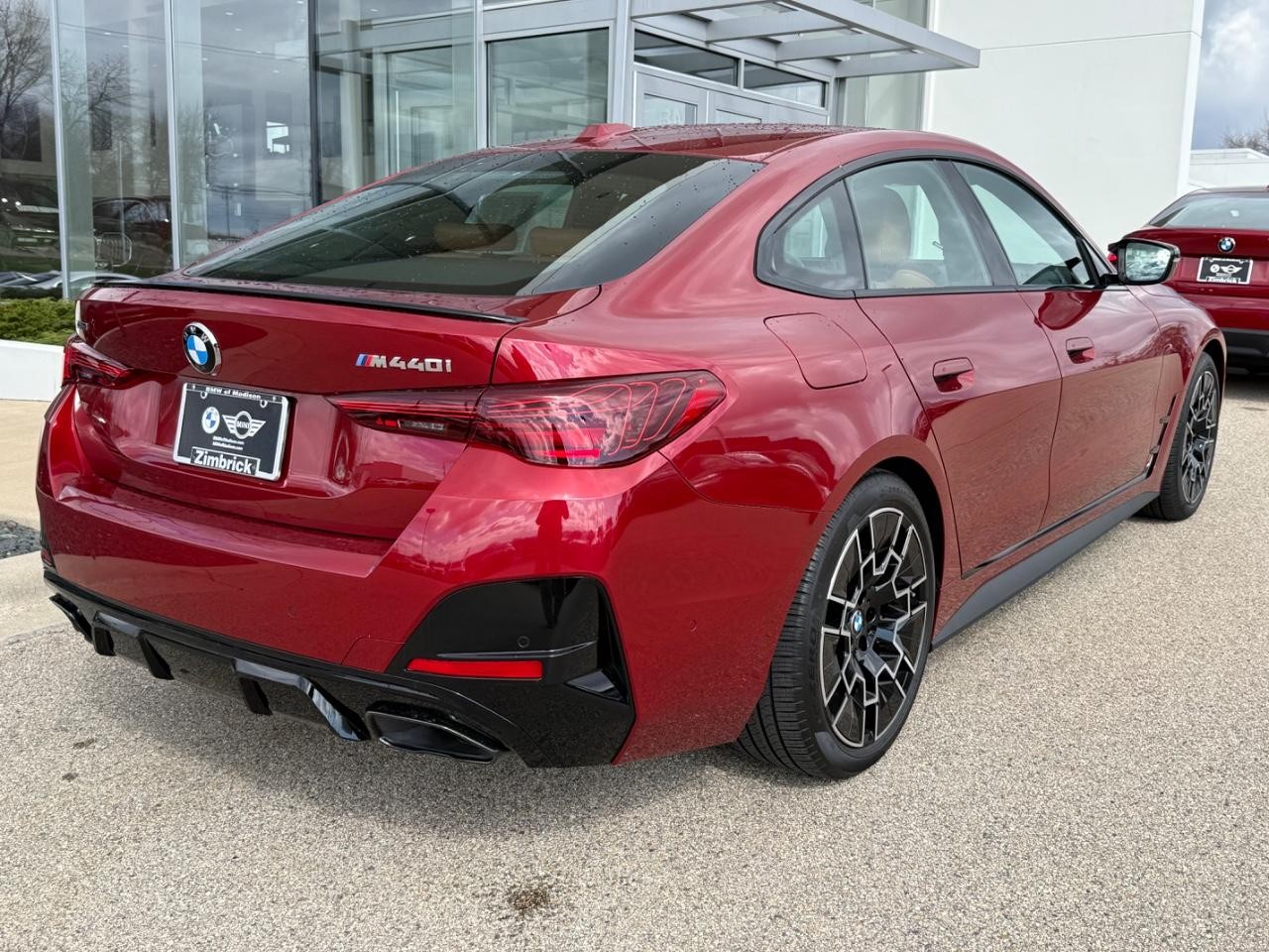 BMW 4 Series Vehicle Full-screen Gallery Image 03