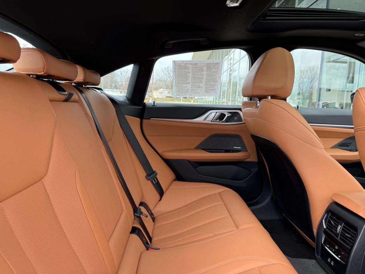 BMW 4 Series Vehicle Full-screen Gallery Image 09