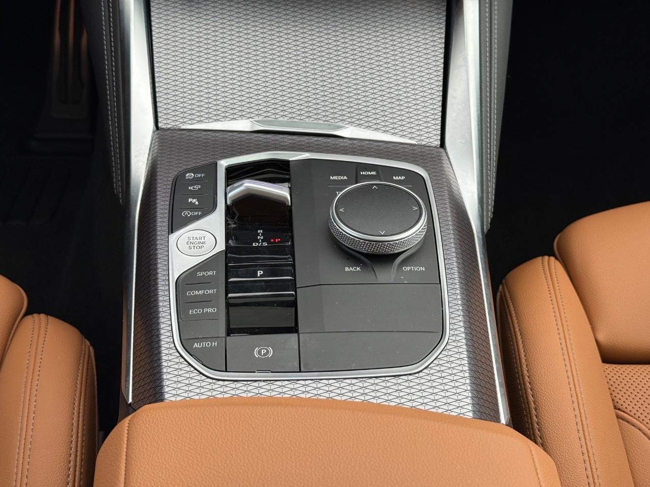 BMW 4 Series Vehicle Full-screen Gallery Image 12