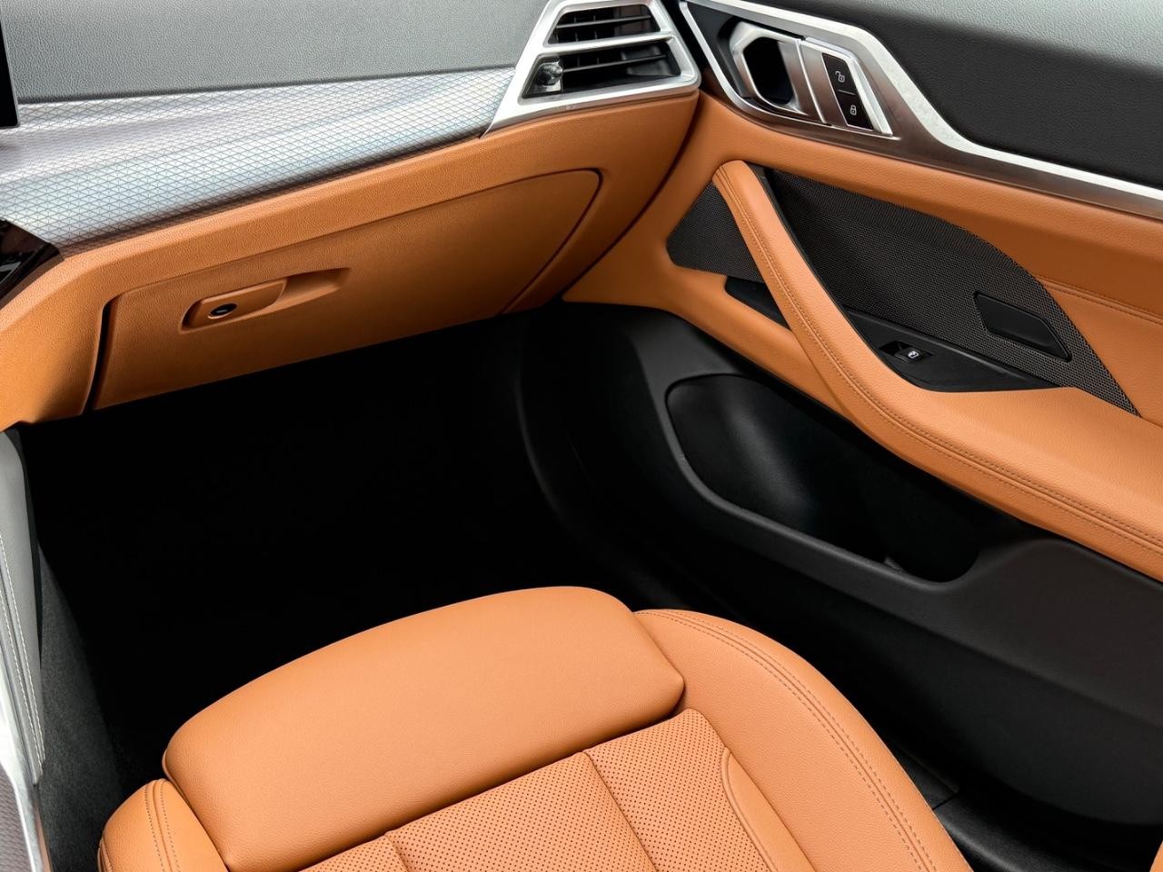 BMW 4 Series Vehicle Full-screen Gallery Image 14
