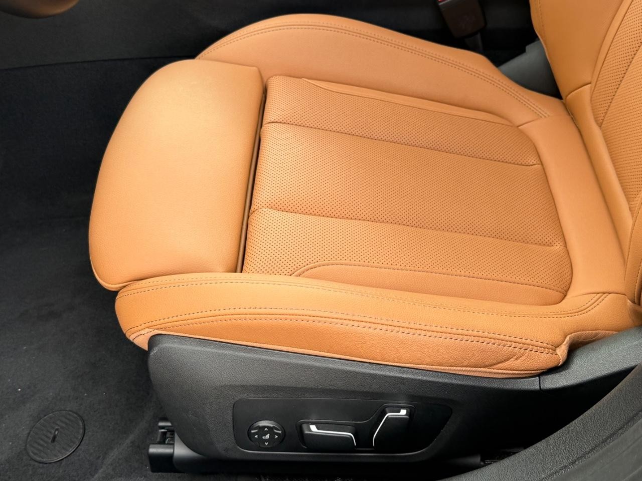 BMW 4 Series Vehicle Full-screen Gallery Image 22