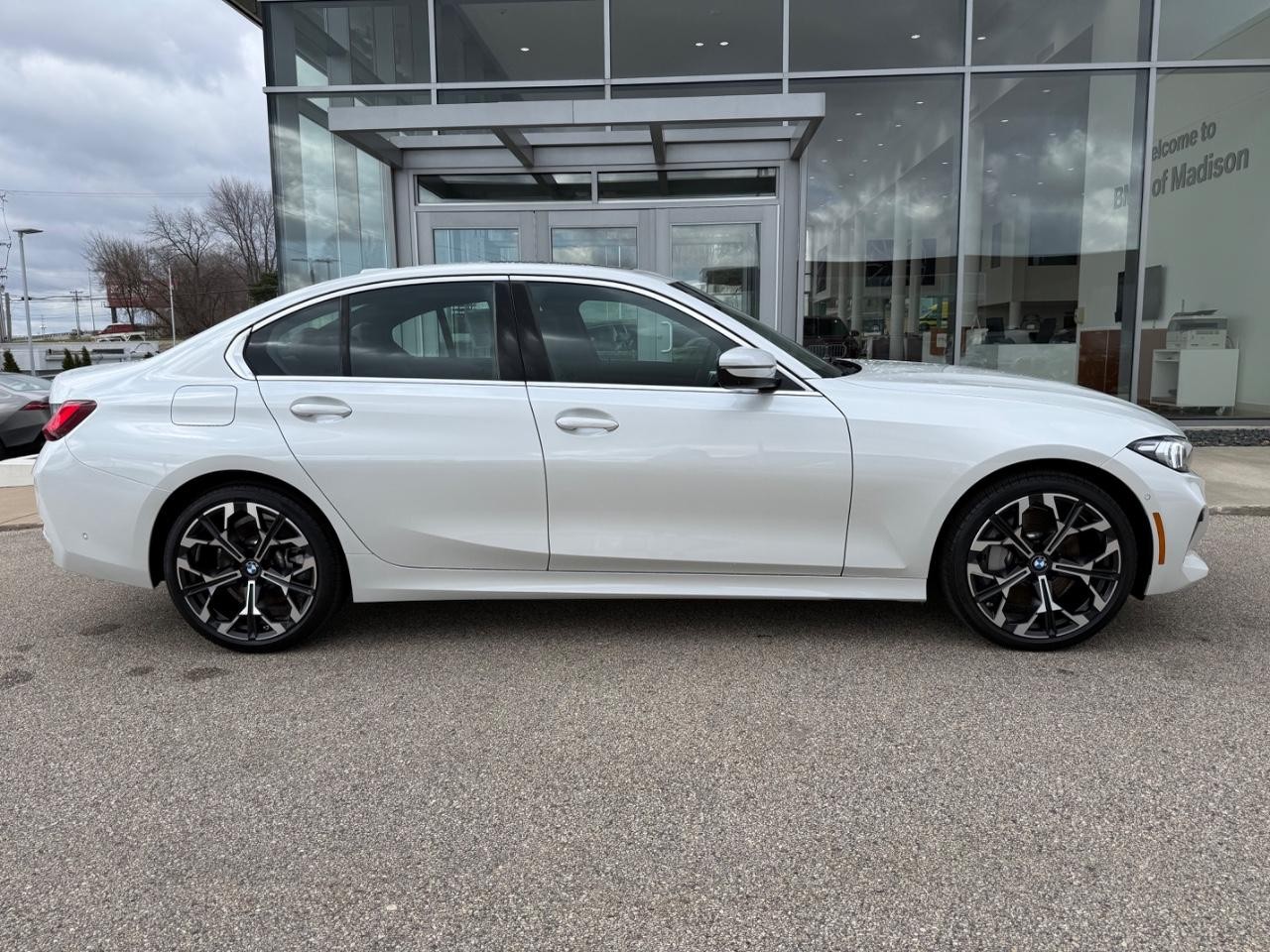 BMW 3 Series Vehicle Full-screen Gallery Image 02
