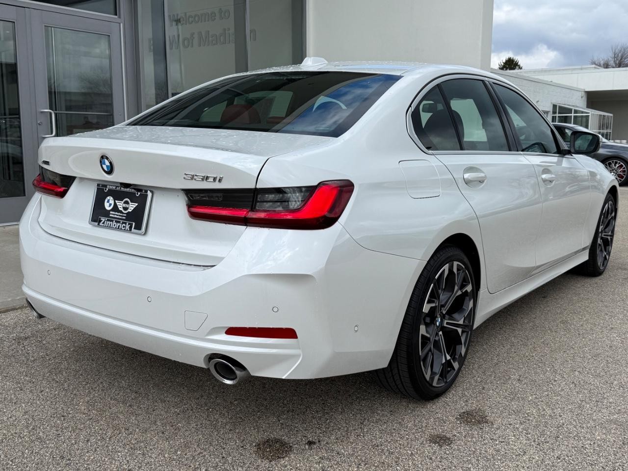 BMW 3 Series Vehicle Full-screen Gallery Image 03