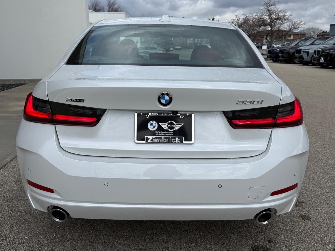 BMW 3 Series Vehicle Full-screen Gallery Image 04