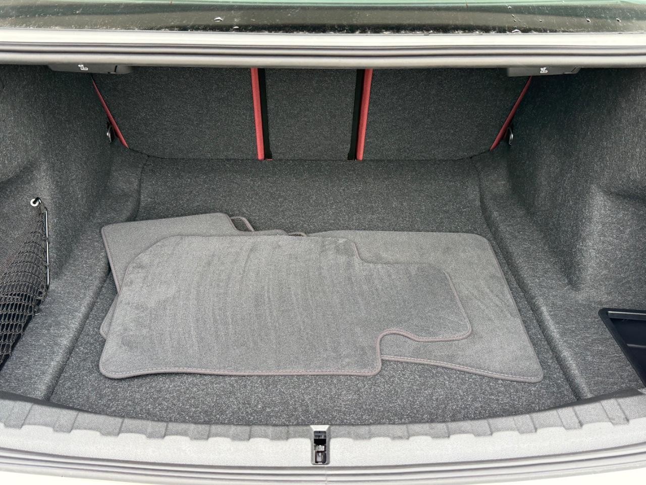 BMW 3 Series Vehicle Full-screen Gallery Image 05