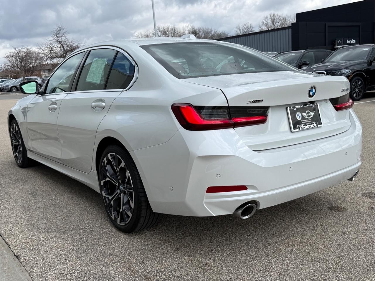 BMW 3 Series Vehicle Full-screen Gallery Image 06