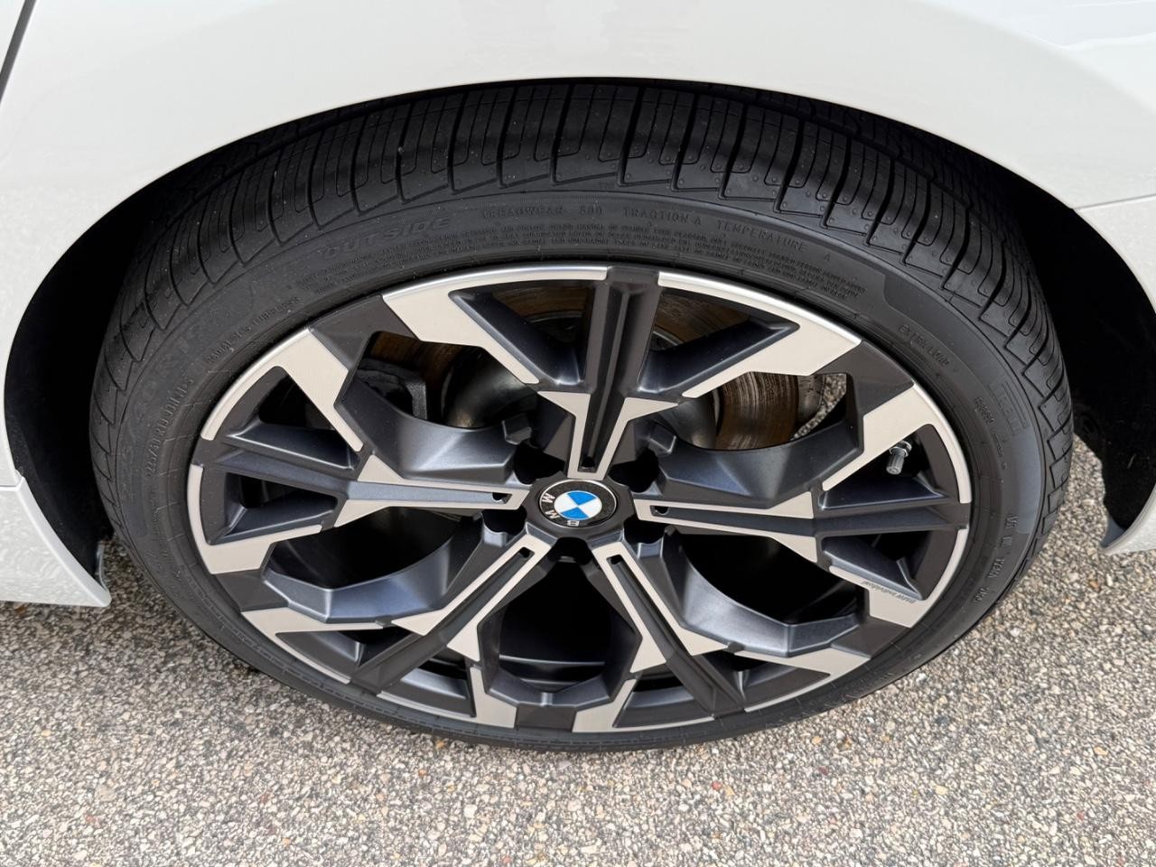 BMW 3 Series Vehicle Full-screen Gallery Image 07