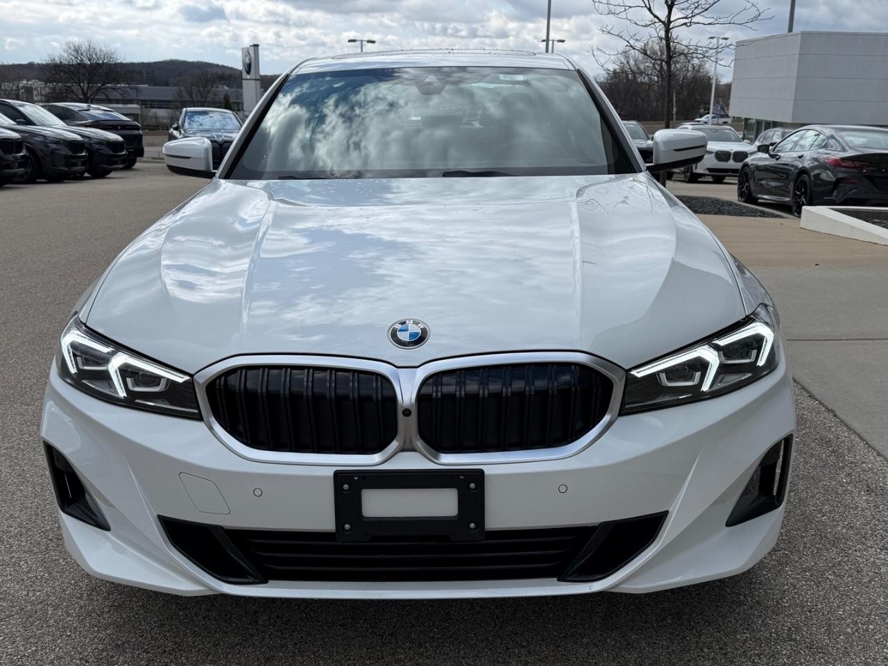 BMW 3 Series Vehicle Full-screen Gallery Image 09
